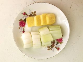 5、美味苏合汤,鲜姜切成小片，大葱切成小段