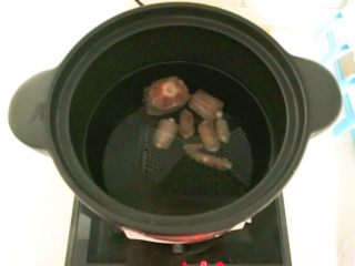 9、美味苏合汤,加入焯好的牛尾