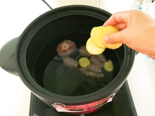 10、美味苏合汤,加入姜片