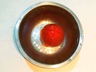 18、美味苏合汤,把番茄放入碗中，加入开水，烫3分钟