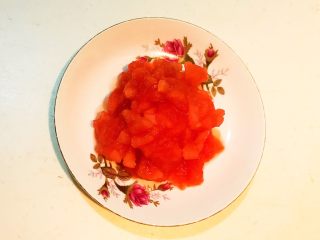 20、美味苏合汤,把番茄切成小丁