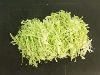 22、美味苏合汤,把甘蓝切成丝