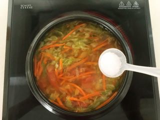 32、美味苏合汤,加入精盐，白糖调匀