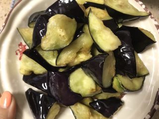 5、肉末烧茄子,捞出沥干油分备用。