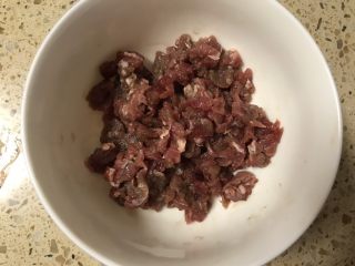 6、肉末烧茄子,肉洗净切成碎末。