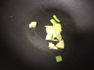 7、肉末烧茄子,锅内加适量油，烧热后加入葱姜蒜爆香。