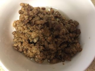 9、肉末烧茄子,断生后加入所有调料的一半量炒熟。