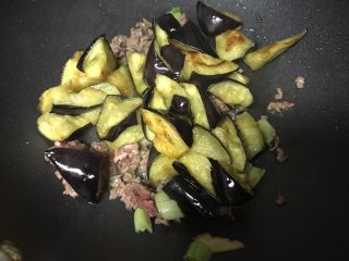 10、肉末烧茄子,然后放入炸好的茄子。
