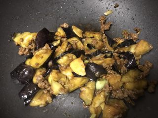 12、肉末烧茄子,炒至茄子和肉末都沾满调料汁。