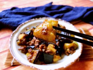 14、肉末烧茄子,尝一口，味道鲜美。