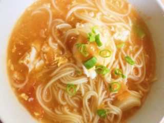 11、番茄鸡蛋面—家的味道,加入酱油和盐调味。面熟后盛出，此时荷包蛋大约8分熟，是我最喜欢的熟度～撒上葱花。