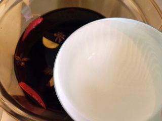 6、豉油鸡,倒入清水