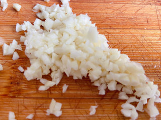 5、芹菜拌腐竹,大蒜切成末。