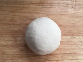 2、烫面葱油饼,拌匀，趁热揉成光滑面团（哈，嫩嫩的手要受一会苦啰）盖上盖子静置10分钟。