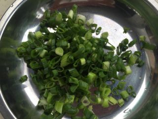 3、烫面葱油饼,葱花切碎