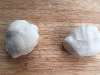 4、烫面葱油饼,分成均匀两份