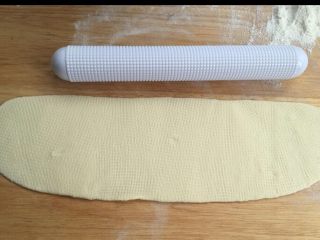 5、烫面葱油饼,取一个擀成长椭圆