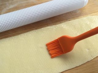 6、烫面葱油饼,刷上油