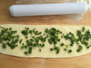 7、烫面葱油饼,撒盐和葱花