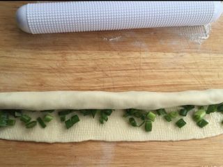 8、烫面葱油饼,从远端卷起