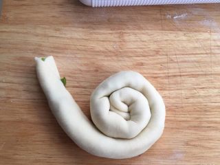9、烫面葱油饼,围成圈圈