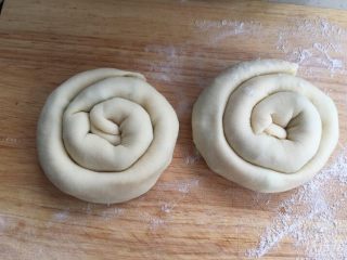 10、烫面葱油饼,收紧收口