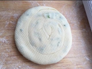 11、烫面葱油饼,慢慢擀开