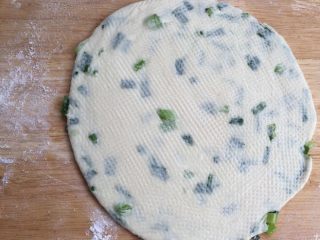 12、烫面葱油饼,最后擀成厚0.5左右的薄饼片
