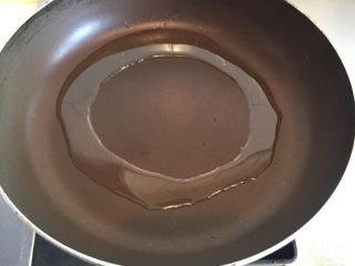 13、烫面葱油饼,平底锅放适量油烧热