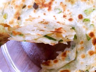 16、烫面葱油饼,先撕一块尝尝