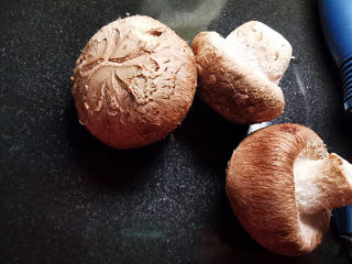 3、萝卜白菜汤,香菇