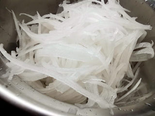 4、萝卜白菜汤,白萝卜擦干