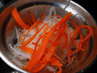 5、萝卜白菜汤,来点红萝卜丝配色