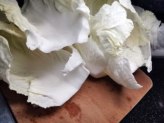 6、萝卜白菜汤,白菜拆下一片一片清洗