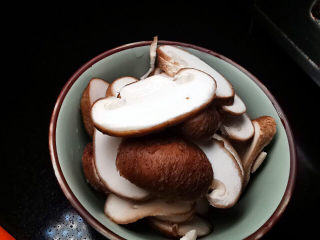 9、萝卜白菜汤,香菇切片