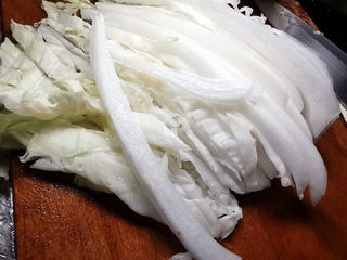 10、萝卜白菜汤,白菜帮切丝