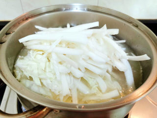 12、萝卜白菜汤,放入白菜帮子