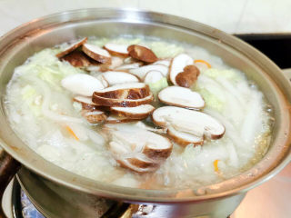 16、萝卜白菜汤,加入香菇煮3分钟左右即可