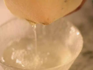 2、别样风味的椰子鸡汤,这样的鸡汤你一定会喜欢的,将椰子开口取椰子水