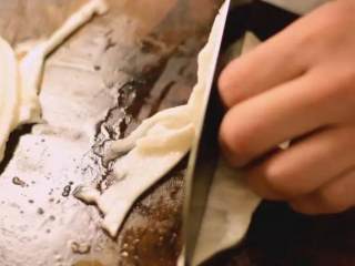 3、别样风味的椰子鸡汤,这样的鸡汤你一定会喜欢的,挖出椰肉，切条，生姜切片备用