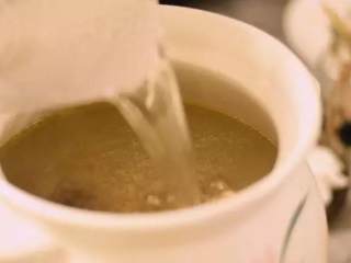 4、别样风味的椰子鸡汤,这样的鸡汤你一定会喜欢的,将鸡肉放入砂锅，到入开水、椰汁