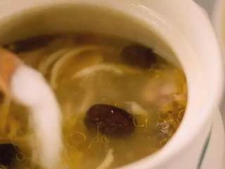 7、别样风味的椰子鸡汤,这样的鸡汤你一定会喜欢的,出锅前撒入盐调味即可