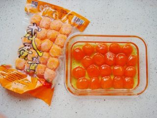 1、莲蓉蛋黄冰皮月饼,先来处理蛋黄:把咸蛋黄用食用油浸泡至少一个小时回油,这样处理蛋黄还无腥味。(图中为:金奇香咸蛋黄)