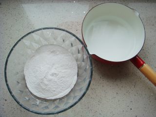 3、莲蓉蛋黄冰皮月饼,面粉倒入盆中,水200克备用。