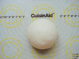 5、莲蓉蛋黄冰皮月饼,晾温热时揉成光滑的面团。(开始会有点粘手,揉一会就不粘了)