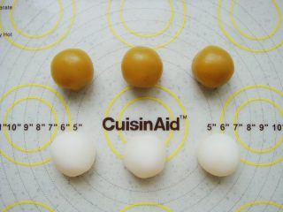 7、莲蓉蛋黄冰皮月饼,莲蓉馅35克一个团成小圆球。皮55克一个揉圆备用。