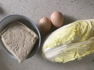 1、白菜豆腐汤,准备食材备用