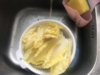 3、白菜豆腐汤,清洗干净备用