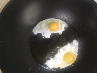 5、白菜豆腐汤,起锅烧油，打入鸡蛋