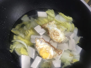 11、白菜豆腐汤,下入鸡蛋盖上盖子煮